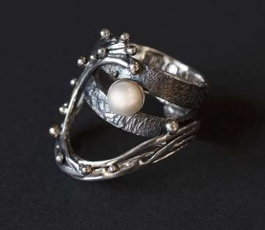 Ring by Mari Syren inspired by Farnaz Farahdel’s story and painting